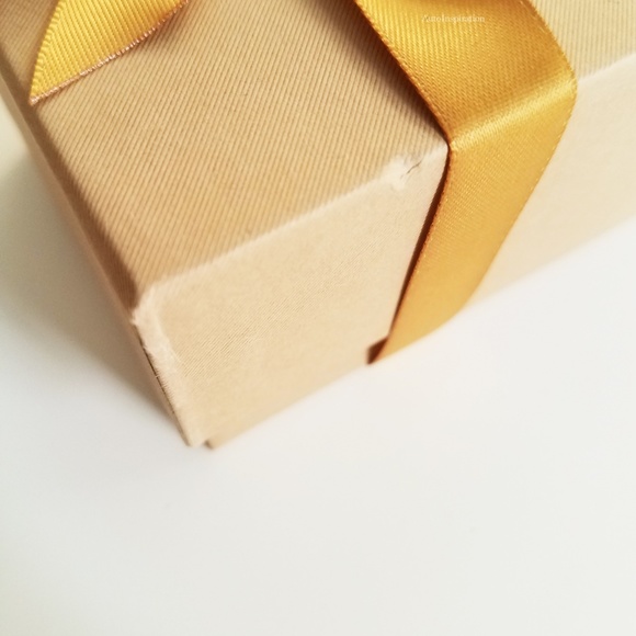 BURBERRY GOLD EMBOSSED SUNGLASSES GIFT BOX +RIBBON - Picture 2 of 4